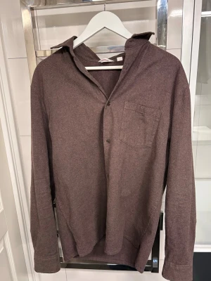 Brun overshirt Matinique - Mycket bra skicka. Ficka och knappar för att vika ärmarna. Köpt från MQ. Storlek S oversize