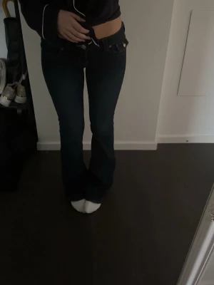 True Religion Joey - Mörkblå True Religion Jeans Joey Rise Flare. Använda ca 5 gånger. Stl 26- känns som S.