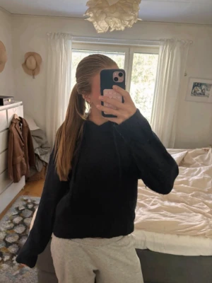 Stickad hoodie - Jättesnygg marinblå stickad hoodie från Gina! Bra skick, endast använd ett fåtal gånger, skriv för fler bilder!