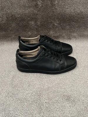 Christian Louboutin skor  - Hej! Säljer dessa riktigt stilrena Christian Louboutin skor i svart premium kalvskinn! Skorna har vårdats på bästa sätt och har inga defekter! Skorna har utbytes innersulor och 2 st heelpatches för extra komfort. Skorna passar till nästan allt: vardags, fina tillfällen, kostym, etc. Dustbag medföljer! Storleken är 41,5 men sitter bäst på dig som bär 42. Nypris: 9000kr! Skorna är äkta vilket jag står för! (Olagligt att sälja märkeskopior) hör gärna av dig vid intresse av köp 😊mvh DS