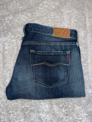 Replay jeans  - Mörkblåa jeans från Repaly med en snygg fade. Midja 41cm, längd 88cm. Obs jeansen har små defekter - se bild. JAG SKICKAR EJ FLER BILDER NÄR JAG BÄR JEANSEN! för bättre inblick i passformen rekommenderar jag att googla på modellnamnet. För storleksguide kolla måtten noggrant då jeansen alltid kan vara uppsydda heller krympta och jag ej tar emot returer :) s6,5
