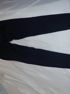 Svarta basic leggings - Ett par svarta leggings med tight passform och stretchigt material. Perfekta att matcha med oversized tröjor eller hoodies. Klassisk modell utan synliga detaljer eller fickor.Väldigt bra skick.