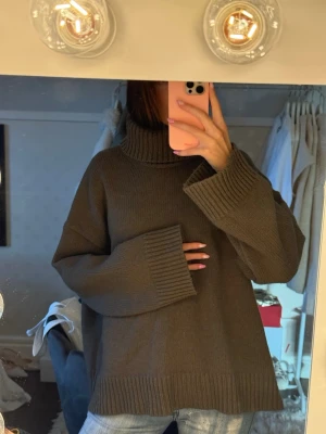 Oversized mörkgrön polotröja - Såå snygg mörkgrön stickad tröja från samsoe samsoe som tyvärr inte kommer till användning längre, superfint skick!! Nypris 2000kr, kan gå ner i pris vid snabb affär💕