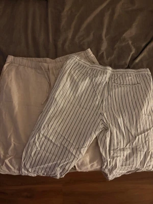 2 Pack Linne byxor H&M - Säljer 2 par Linnebyxor från hm som använts någon enstaka gång. Inga fläckar eller märken 