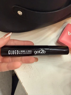 got2b Glued 4 Brows & Edges Waterproof - Säljer en svart ögonbrynsgel från got2b, Glued 4 Brows & Edges Waterproof. Perfekt för att forma och fixera brynen med långvarig, vattenfast effekt. Kommer i en smidig tub med borste för enkel applicering. Använd fåtal gånger 