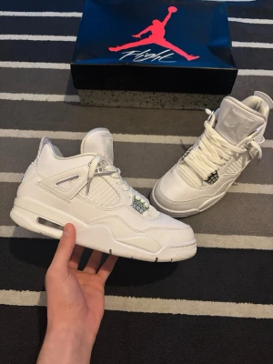 Jordan 4 Pure Money - Tjena! Säljer nu dessa Jordan 4s pure money. Används inte, och är i princip nya. Använda 3 gånger. Storlek 40,5 kan passa 41. Medföljer box  osv. Vid frågor kontakta gärna. Mvh Adam