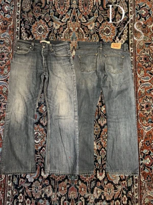 Vintage Levis 512 bootcut jeans  - Riktigt snygga och eftertraktade Levis 512 jeans, dem har en fin tvätt och står i fint skick. Lite korta för längd 34 skulle jag säga men annars allt bra.  •Midja: 43cm •Längd: 99cm •Benöppning: 24cm 