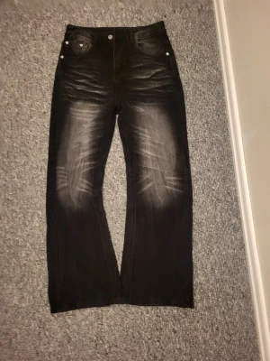 Bootcut - Säljer dessa sjukt feta bootcut jeansen. Sitter mer baggy bootcut men ändå lite mrr straight bootcut. Jeansen har en fet wash med lite honeycombs där back. Pris går självklart att diskuteras!✌️😃