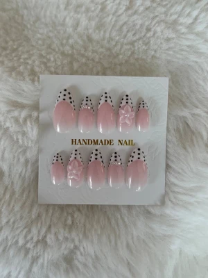 Press on nails  - Fina egen gjorda press on naglar med fin polka dots mönster med 3d blomma🌸  Mått: Tumme 15mm, pekfinger 11mm, långfinger 12mm, ringfinger 11mm , Lillfinger 8,5mm