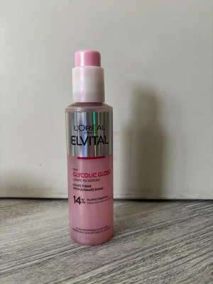 L'Oréal Elvital Glycolic Gloss Serum - L'Oréal Paris Elvital Glycolic Gloss Leave-In Serum med 14% gloss complex ger håret extra glans och vård. Kommer i en rosa plastflaska med pump och silverfärgad etikett. Perfekt för dig som vill boosta hårets glans och mjukhet.