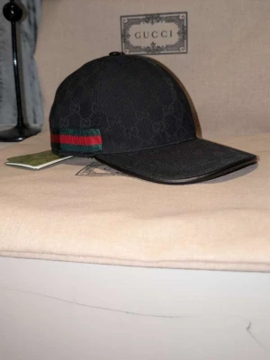 GG keps  - Helt ny svart gg keps, storlek S och M finns att välja mellan, dustbag samt tags medföljer, perfekt keps att ha i sin garderob