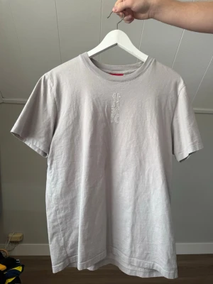 Ljusgrå Hugo boss t-shirt - Ljusgrå Hugo boss t shirt, aldrig använd.