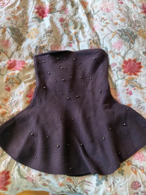 Svart stickad sjal med pärlor - Säljer en vinröd bando topp med silver kulor på. Super fin till sommaren💕