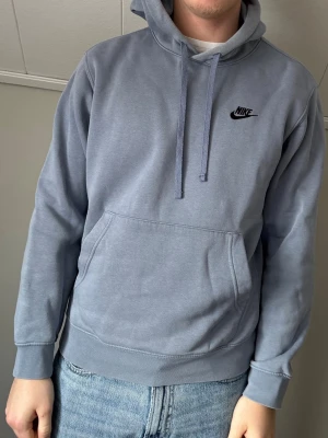 Blå hoodie från Nike  - Snygg blå hoodie från Nike 