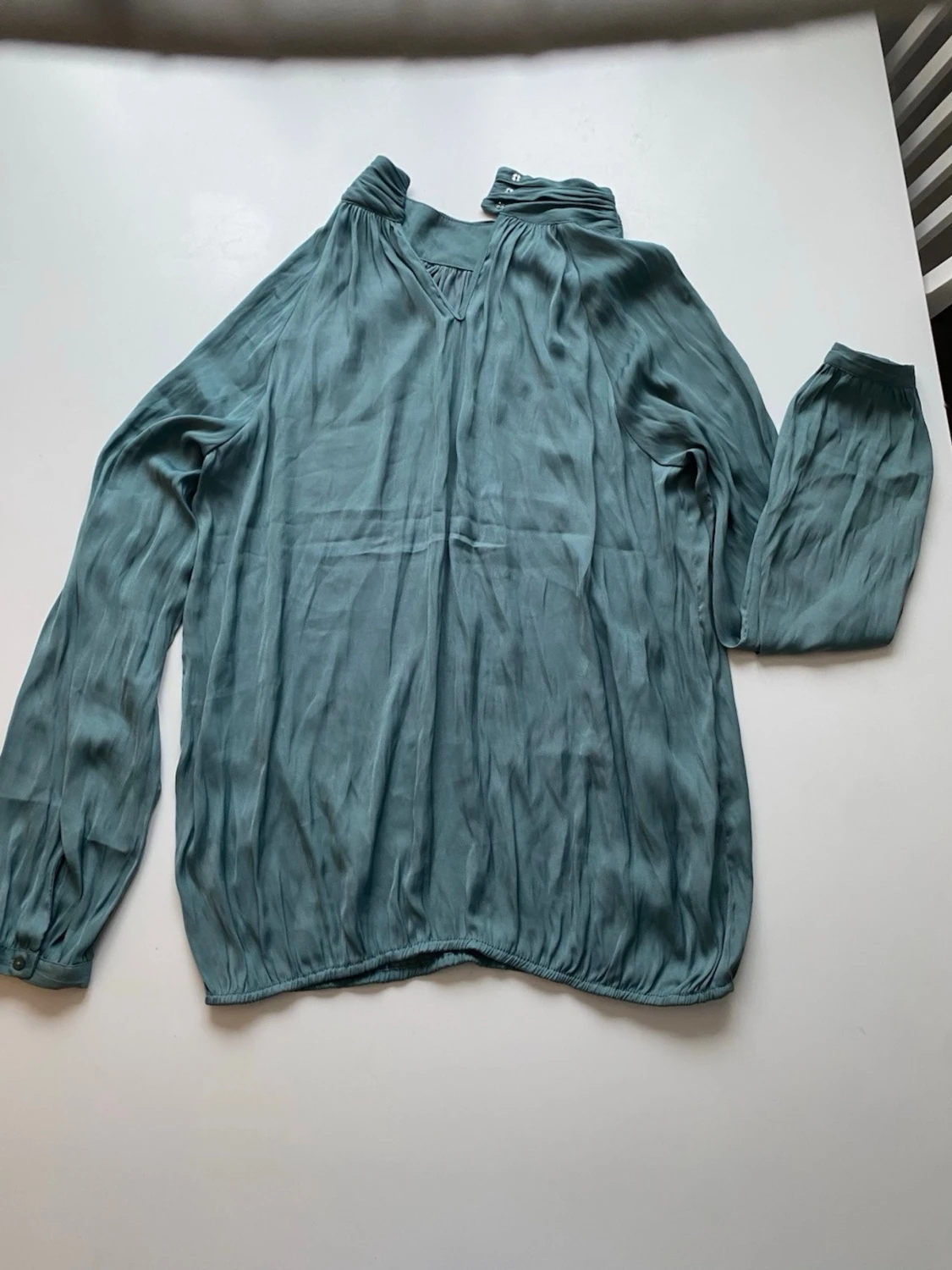 Blågrön blus med v-ringning