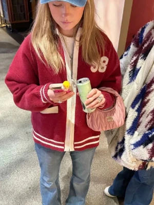 Intressekoll!! - Tänkte kanske sälja denna superfina röda kofta/jackan. Inte helt säker på om jag vill sälja så kom gärna med bud💕