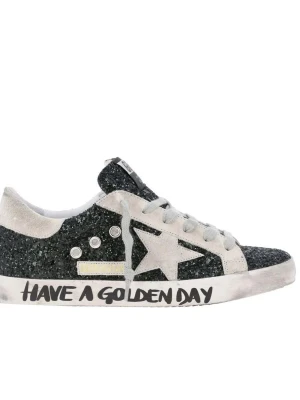 glitter sneakers Golden Goose - TRYCK INTE ”KÖP NU”! Kollar vad folk kan tänka sig betala för dessa golden gooses då dem knappt använts o heller inte kommit till användning💛Golden Goose med glitterdetaljer, vit stjärna på sidan och texten 'Have a Golden Day' på sulan. 