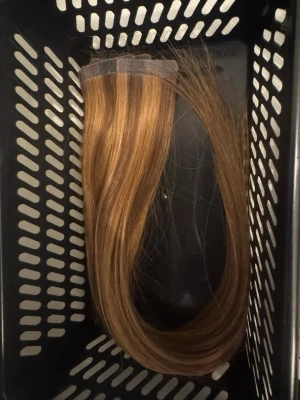 Äkta löshår tejp - Väldigt billigt löshår från märket rapunzel. Du får 10 bitar löshår som räcker för en hel förtjockning. Håret går att färga (men prova gärna på en slinga först). Och återanvändas hur många gånger man önskar. Obs. Tejp ingår ej. Nypris: ca 2000kr