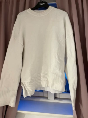 Vit stickad tröja  - (Har tvättat den efter bilden togs)