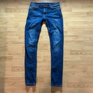 Blå slim fit jeans - Säljer ett par klassiska blå slim fit jeans från H&M. Jeansen har fem fickor, normal midja och dragkedjegylf. Perfekta för dig som gillar en smalare passform och tidlös denimstil.