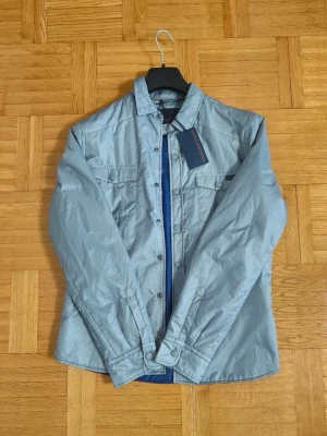 Trussardi Bomber-Jacka  - Jacka från varumärket Trussardi till salu, Helt ny jacka med taggen kvar. Jackan är i Storlek M och den är väldigt bekväm och passar till alla tillfällen.   Hör av er vid intresse/funderingar. PRIS KAN DISKUTERAS!