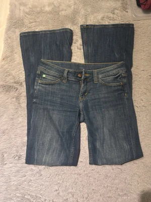Blå bootcut jeans från Cheap Monday - Säljer ett par blå bootcut jeans från Cheap Monday storlek 28/32