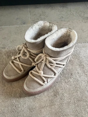 Inuikii skor - Säljer min älskade inuikiis! Nästan aldrig använda, därav priset😇 kan även tänka mig att byta mot ett par bruna inuikiis. Möts isf upp i Sthlm❣️