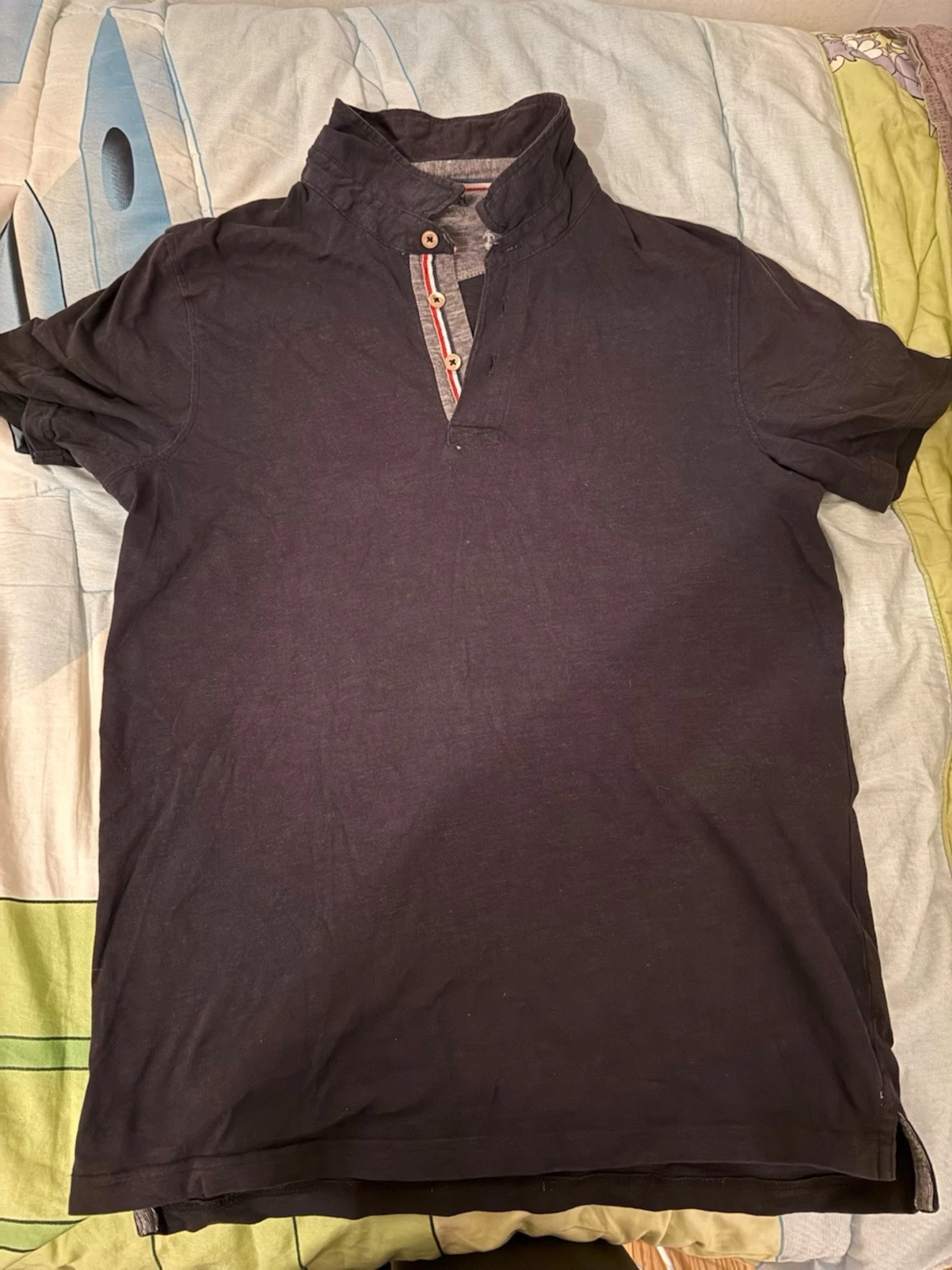 Svart kortärmad polotopp med knappar