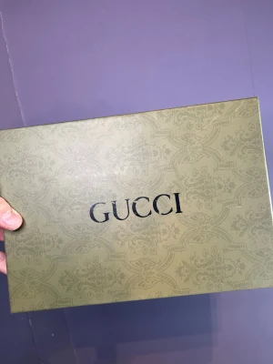 Tjej väska  - En fin tjej väska kommer med box, påse och såklart väskan man kan använde de på olika sätt med eller utan skärpet eller vad man säger. Man kan även göra den längre och kortare så du väljer hur den ska sitta. 