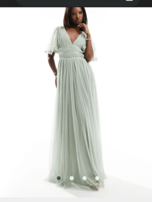 SÖKER grön maxiklänning - SÖKER dennna fina klänningen ifrån Beauut som gått att köpa på Asos i strl 38 eller 40. Hör gärna av dig om du har en att sälja eller vet nån som säljer en!!🫶🏻