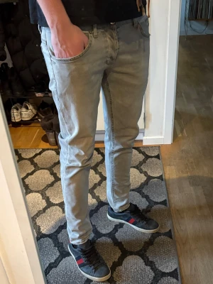 Dondup George Jeans - Hej! Säljer dessa cleana Dondup Jeans i Modellen George med slitningar ✨🌟 || Skick : Bra || Storlek : Sitter som W33 (Står W36 men de är mycket mindre) || Personen på bilden är 187cm och väger 77 pannor 🤩 || Har du några frågor är det bara att höra av sig 🤩🤩