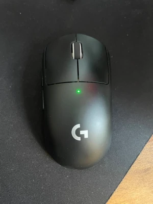 Logitech G Pro X Superlight mus - Säljer en svart Logitech g PRO x superlight. Perfekt för gaming och snabb respons tack vare låg vikt och trådlös anslutning. Alla tillbehör ingår såklart. Pris kan diskuteras.