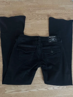 True Religion Jeans - Joey Low Rise flare i storlek 25. De saknar en knapp på bakfickan men är annars i bra skick💕