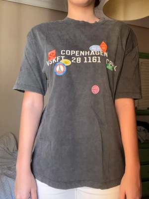 Tshirt med tryck - Så snygg oversize urtvättad grå/svart Tshirt med tryck fram och bak. Köpt sommar 2025❤️‍🔥