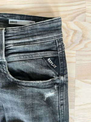 Replay Anbass svarta slim jeans - Snygga  slim fit jeans från Replay, modell Anbass.  Storlek 30/32. Lagat ett litet hål i rumpan.