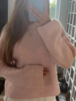 Stickat tröja💕 - Söt stickad tröja från gina💕 är lite knopprig men annars inga hål eller fläckar💕