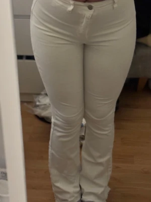 Vita bootcut jeans med hög midja - Säljer ett par vita bootcut jeans med hög midja. De är tillverkade i ett stretchigt denimtyg. Använda 2 gånger som max🫶