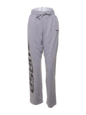 Grå mjukisbyxor från GASP - Säljer ett par grå mjukisbyxor från GASP med dragsnöre i midjan och stora tryckta bokstäver längs ena benet. Byxorna har avslappnad passform och är tillverkade i mjukt bomullsmaterial. Perfekta för chill eller gymmet. Fickor med dragkedja på båda sidor. 