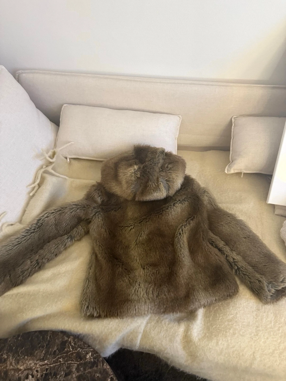 Brun fluffig pälsjacka med stor huva - 1