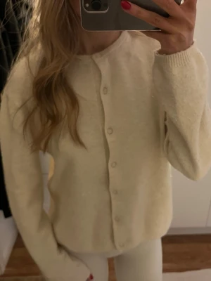 Cremefärgad stickad kofta  - En super söt och mysig cremefärgad stickad kofta. Använt några gånger, därför kan den vara lite nopprig🩷