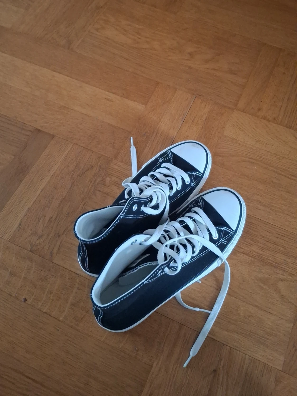 Svarta canvas sneakers med vita detaljer - 5