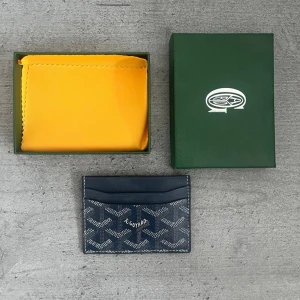 Mörkblå korthållare - Tjena säljer denna marinblåa korthållare. Har du någon fråga är det bara att ställa den✅