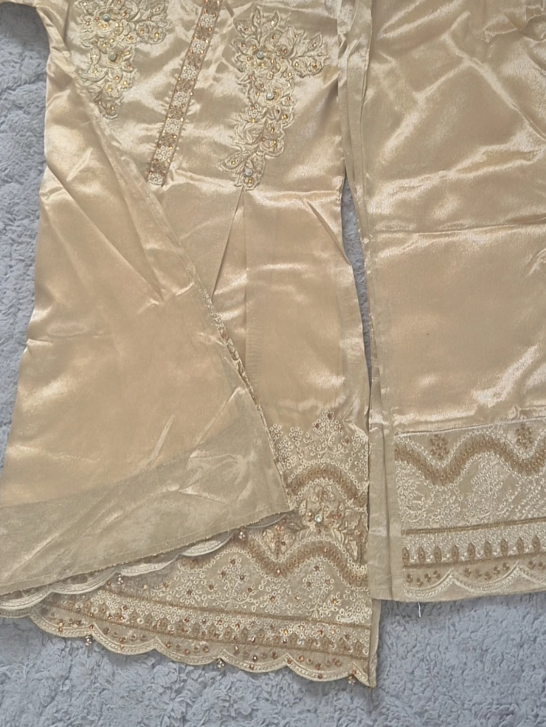 Champagnefärgad långklänning med broderi - 6