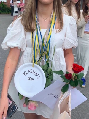 Vit kort sommarklänning  - Superfin klänning som passar perfekt till student eller annat🩷Använd 1 gång