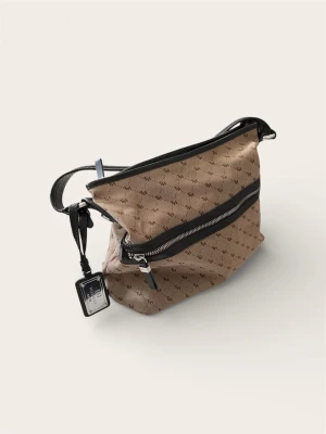 Tommy Hilfiger Handväska – Monogram (Slutsåld modell) - Säljer en stilren axelremsväska från Tommy Hilfiger i beige/brun färgskala med svarta detaljer. Väskan är prydd med det klassiska TH-monogrammet och har snygga silverdetaljer (inklusive logoplatta).  Detta är en slutsåld modell som inte längre finns i butik. Perfekt vardagsväska som rymmer det viktigaste.  Skick: Fint begagnat skick. Insidan är fräsch och dragkedjorna fungerar som de ska.  Mått:  Bredd: 35 cm  Höjd: 26 cm Nypris: Ca 2000 kr.