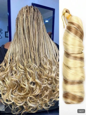 Blonda lockiga syntetiska hårflätor - Snygga hårförlängningar i syntetmaterial med blonda och ljusbruna slingor. Perfekt för att skapa långa, lockiga flätor med naturlig look. Håret är mixat i flera nyanser av blond och har mjuka lockar i längderna.