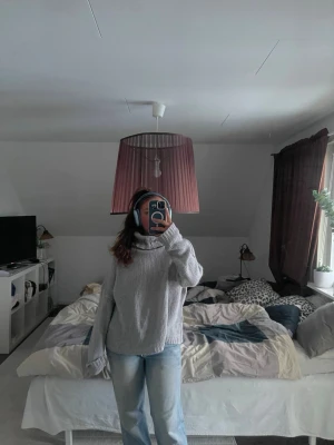 Grå stickad polotröja - Mysig grå stickad polotröja med lös passform och långa ärmar. 