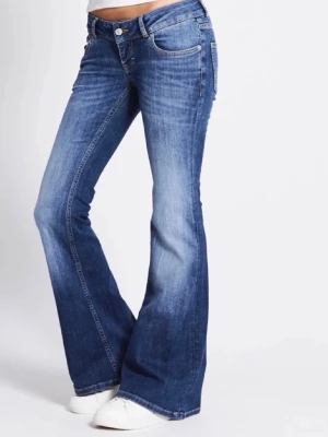 Lågmidjade jeans - Super lågmidjade jeans ifrån Lager157 som jag endast använt 1 gång så de är som nya. Har sytt in de i midjan så de ska passa S men de synns inte alls när man har på de. Men om man skulle vilja kan man lätt klippa bort de så de går tillbaka till storlek M.