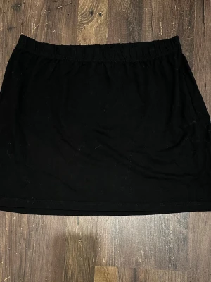 Kort kjol - Fattas snöre där stygnet är (se bild 2). Har lite vita fläckar trots att dom är nytvättade, (det går absolut att få bort dom i tvätten). Köparen står för frakten!