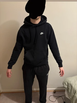 Nike sett  - Ett jätte snyggt svart Nike mjukissett. Det sitter fint och har ett mjukt bekvämt tyg. Det är i storlek S. Passar perfekt till vardags. De har inga defekter.